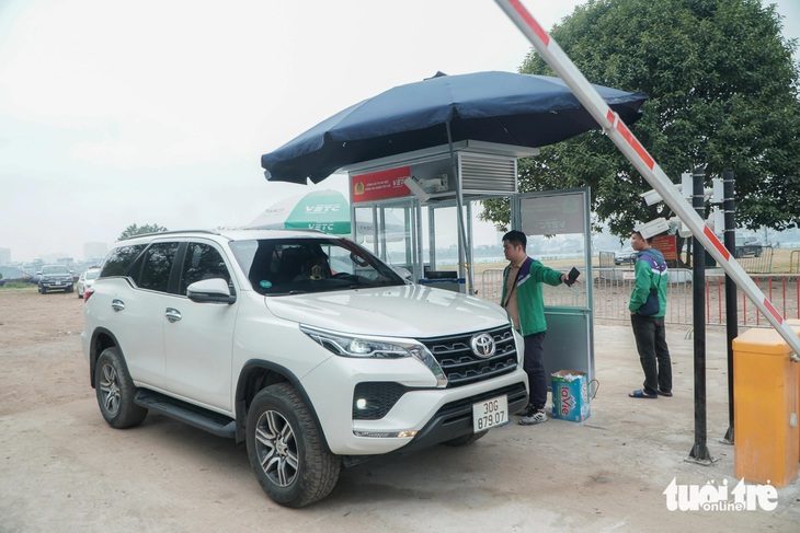Xe đi qua trạm