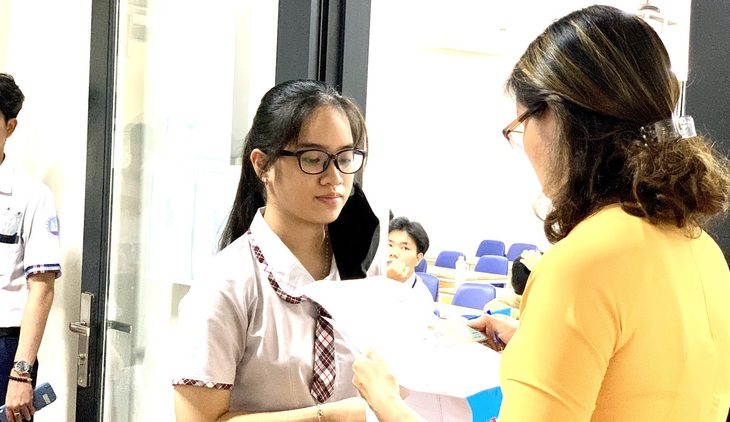 Thí sinh tham dự kỳ thi đánh giá năng lực do Đại học Quốc gia TP.HCM tổ chức năm 2023 - Ảnh: TRẦN HUỲNH