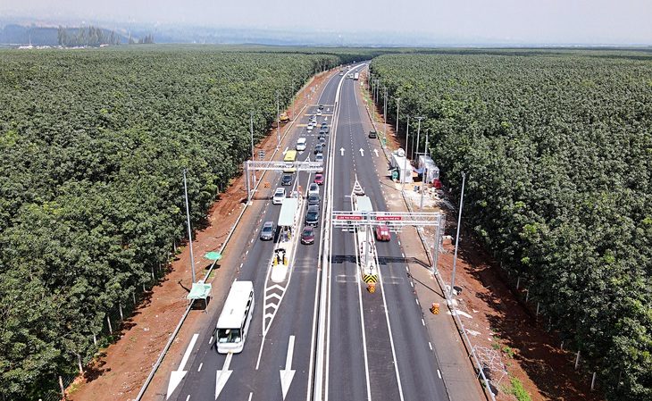 Trạm thu phí đặt tạm trên tuyến chính cao tốc Phan Thiết - Dầu Giây mỗi bên chỉ có hai làn xe, hay xảy ra ùn tắc - Ảnh: Đ.TRONG