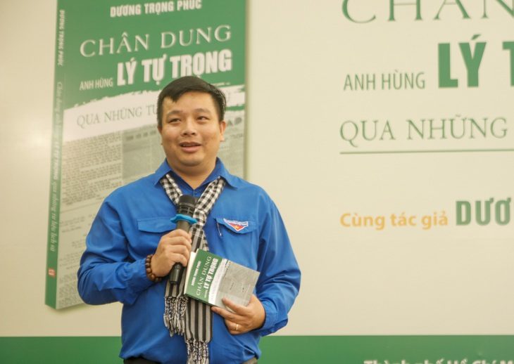 Anh Dương Trọng Phúc bày tỏ lòng biết ơn, trân trọng của mình với người anh hùng Lý Tự Trọng qua tác phẩm sách của mình - Ảnh: HỒ LAM